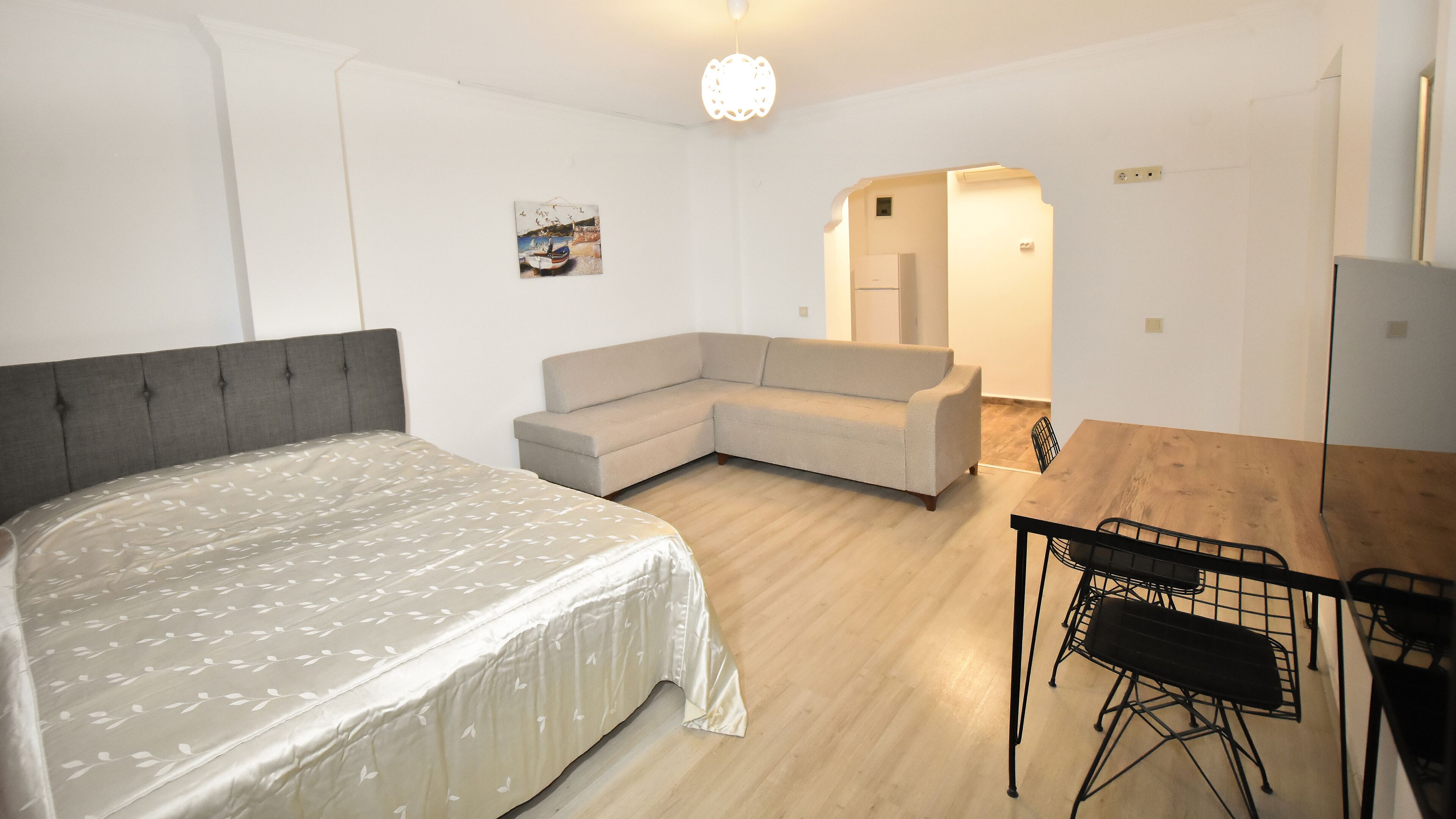 Studio suite, 1 queensize bed met slaapbank, keuken, uitzicht op stad | Woonruimte | Een lcd-televisie