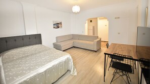 Studio Suite, 1 Queen Bed with Sofa bed, Kitchen, City View | Living area