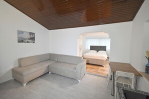 Studio suite, 1 queensize bed met slaapbank, keuken, uitzicht op stad | Luxe beddengoed, een kluis op de kamer, een bureau, geluiddichte muren