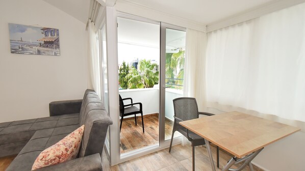 Family Suite, 1 Bedroom, Kitchen, City View | Living area