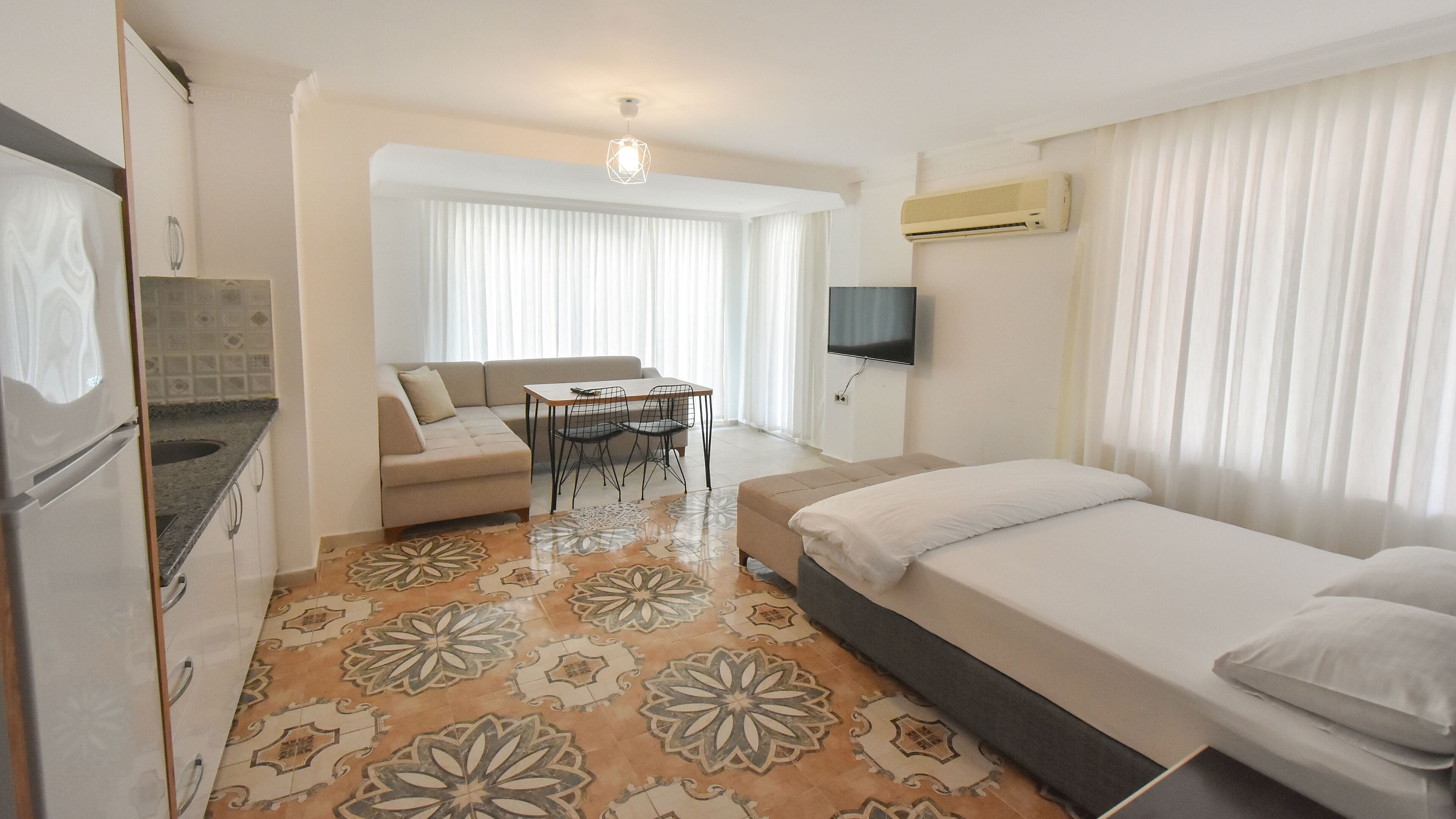 Suite Studio, 1 grand lit et 1 canapé-lit, cuisine, vue ville | Literie de qualité supérieure, coffres-forts dans les chambres, bureau