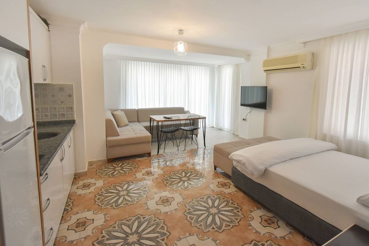 Studio Suite, 1 giường cỡ queen và sofa giường, bếp, quang cảnh thành phố | Bộ đồ giường cao cấp, két bảo mật tại phòng, bàn, phòng cách âm 