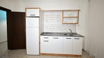 Suite Familiale, 1 chambre, cuisine, vue ville | Cuisine privée | Réfrigérateur, plaque de cuisson, cafetière/bouilloire
