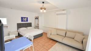 Studiosuite, 1 queensize-seng med sovesofa, kjøkken, byutsikt