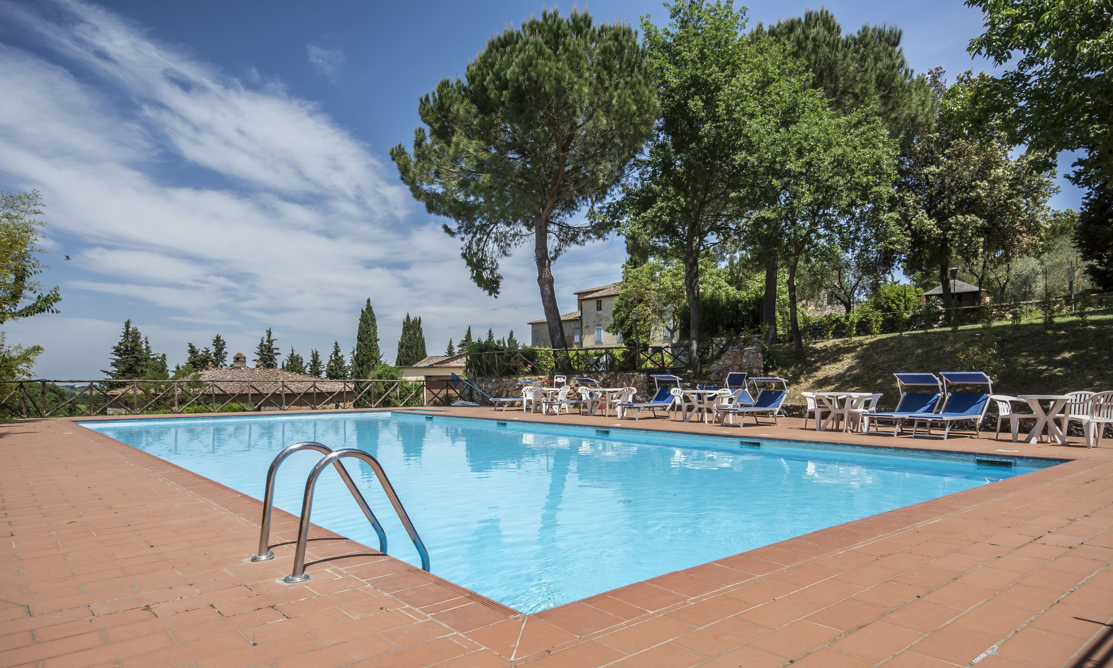 Una piscina al aire libre de temporada (de 08:30 a 20:00), sombrillas