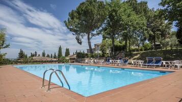 Außenpool (je nach Saison geöffnet), Sonnenschirme, Liegestühle