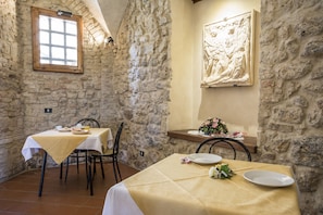 Esmorzar diari d'estil bufet (12.00 EUR per persona)