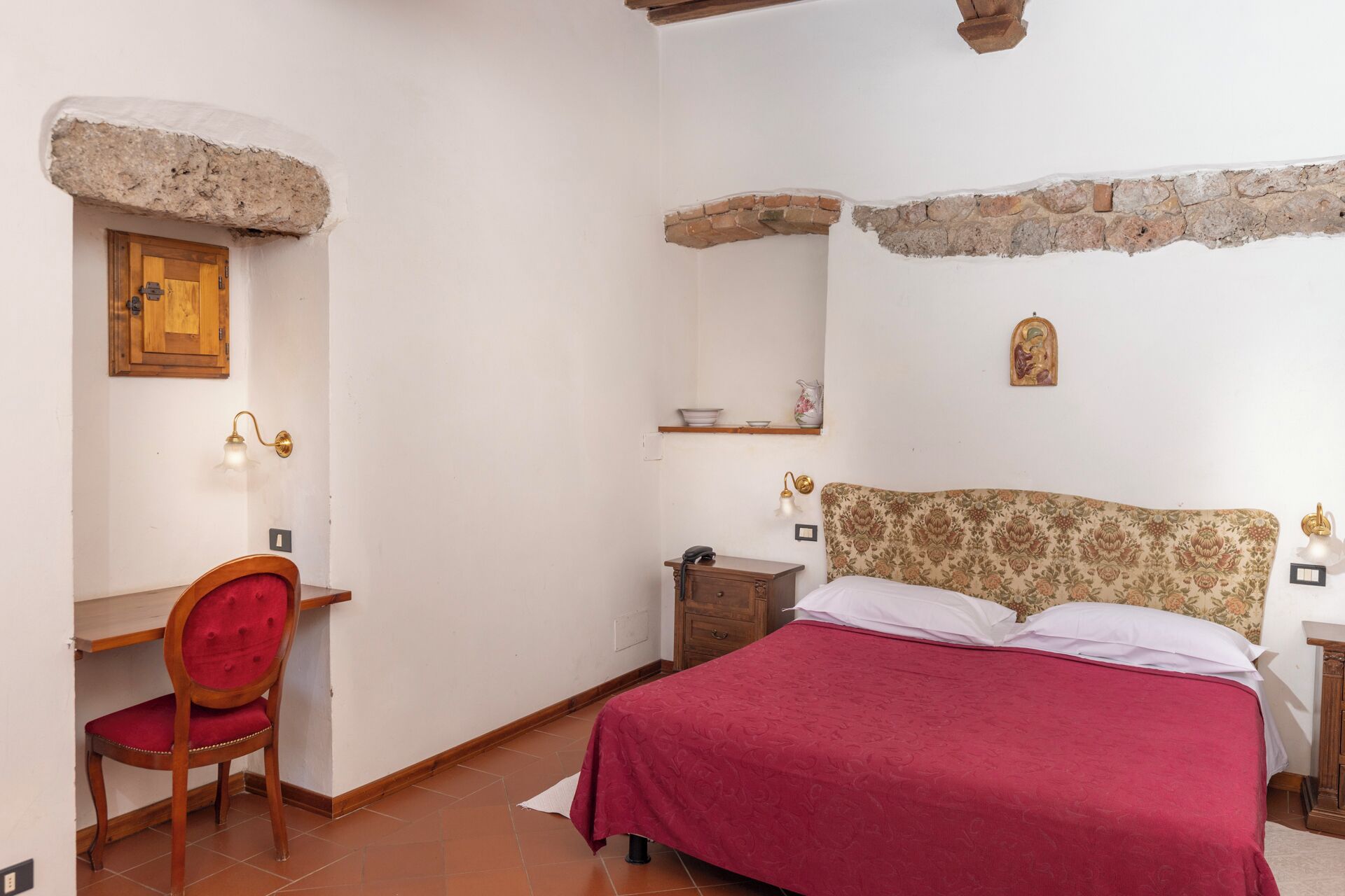 Ein Schlafzimmer mit Bett, Schreibtisch, Stuhl und Nachttisch.
