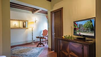 Escritorio, wifi gratis y ropa de cama