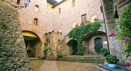 Exterior. Castel Pietraio