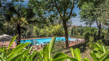 Una piscina al aire libre de temporada (de 08:30 a 20:00), sombrillas