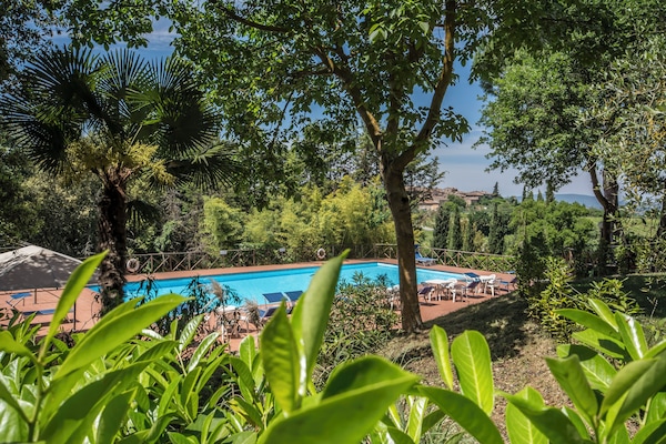 Piscine extérieure (ouverte en saison), parasols de plage