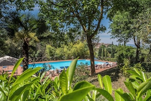 Piscine extérieure (ouverte en saison), parasols de plage