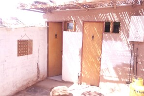 Habitación doble, 1 cama matrimonial, baño compartido | Baño | Regadera y toallas