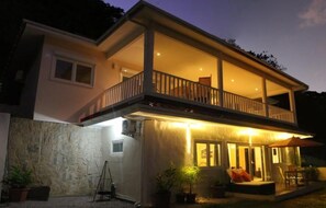 Fassade der Unterkunft – Abend/Nacht