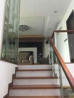 Exclusive House, 6 Bedrooms | Ruang tamu | 40 inci televisyen skrin rata dengan kabel, TV 