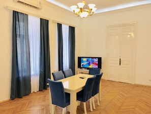 Familienapartment, 3 Schlafzimmer | Wohnzimmer | Flachbildfernseher