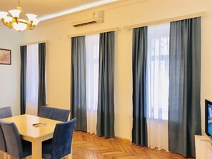 Familienapartment, 3 Schlafzimmer | Essbereich im Zimmer