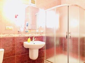 Appartement familial, 3 chambres | Salle de bain | Douche, articles de toilette (gratuits), serviettes fournies