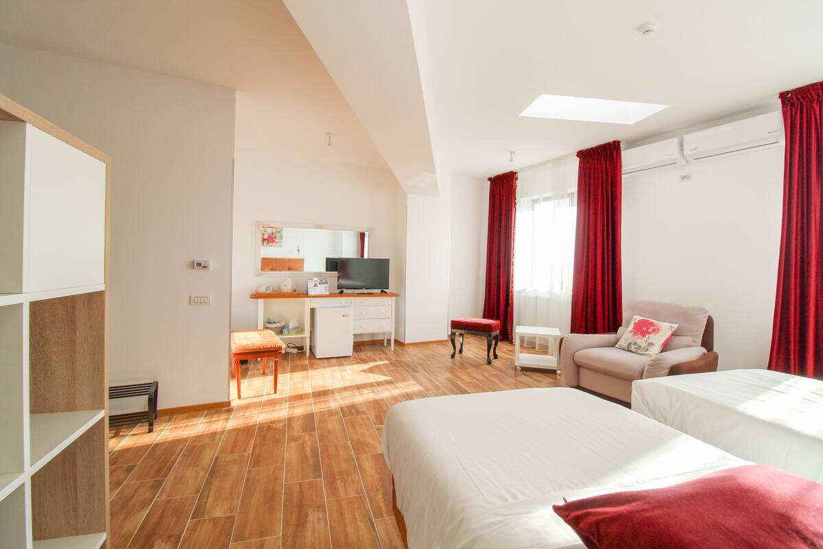 Minibar, desk, soundproofing, WiFi (free)