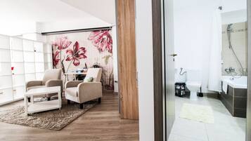 Apartamento standard | Banheiro | Produtos de toalete grátis, secador de cabelo, toalhas de banho