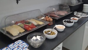 Ein reichhaltiges Frühstücksbuffet mit verschiedenen Speisen und Beilagen.