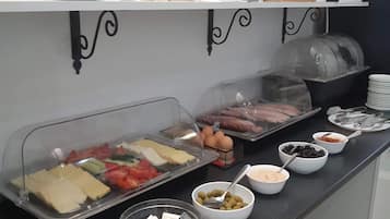 Se ofrece un desayuno bufé (10 EUR por persona)