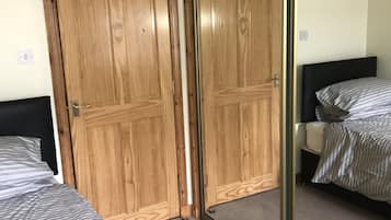 Apartemen Deluks, 2 kamar tidur | 2 kamar tidur, tirai kedap cahaya, kedap suara, dan setrika/meja setrika
