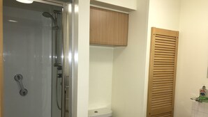 A bathroom with a shower, toilet, and sink. - 2 Varis Apartments (Forres)