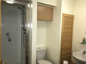 Free toiletries, hair dryer, towels, shampoo - 2 Varis Apartments (Forres)