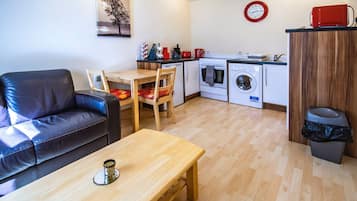 Apartment, 1 Bedroom | In-room dining