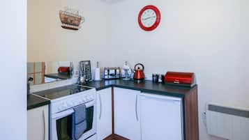 Lemari es, microwave, kompor, dan mesin pembuat kopi/teh