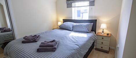 1 間睡房、房內夾萬、隔音、熨斗/熨衫板