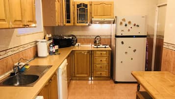 Refrigerador, horno, tetera/pava eléctrica, silla alta para bebés