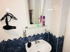 Family Duplex, 4 Bedrooms | Bathroom | Free toiletries, hair dryer, slippers, towels - Check-in apartments in the Old city (Baku)