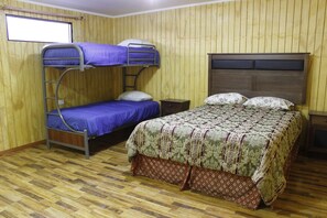 Chambre Familiale, plusieurs lits, salle de bains privée
