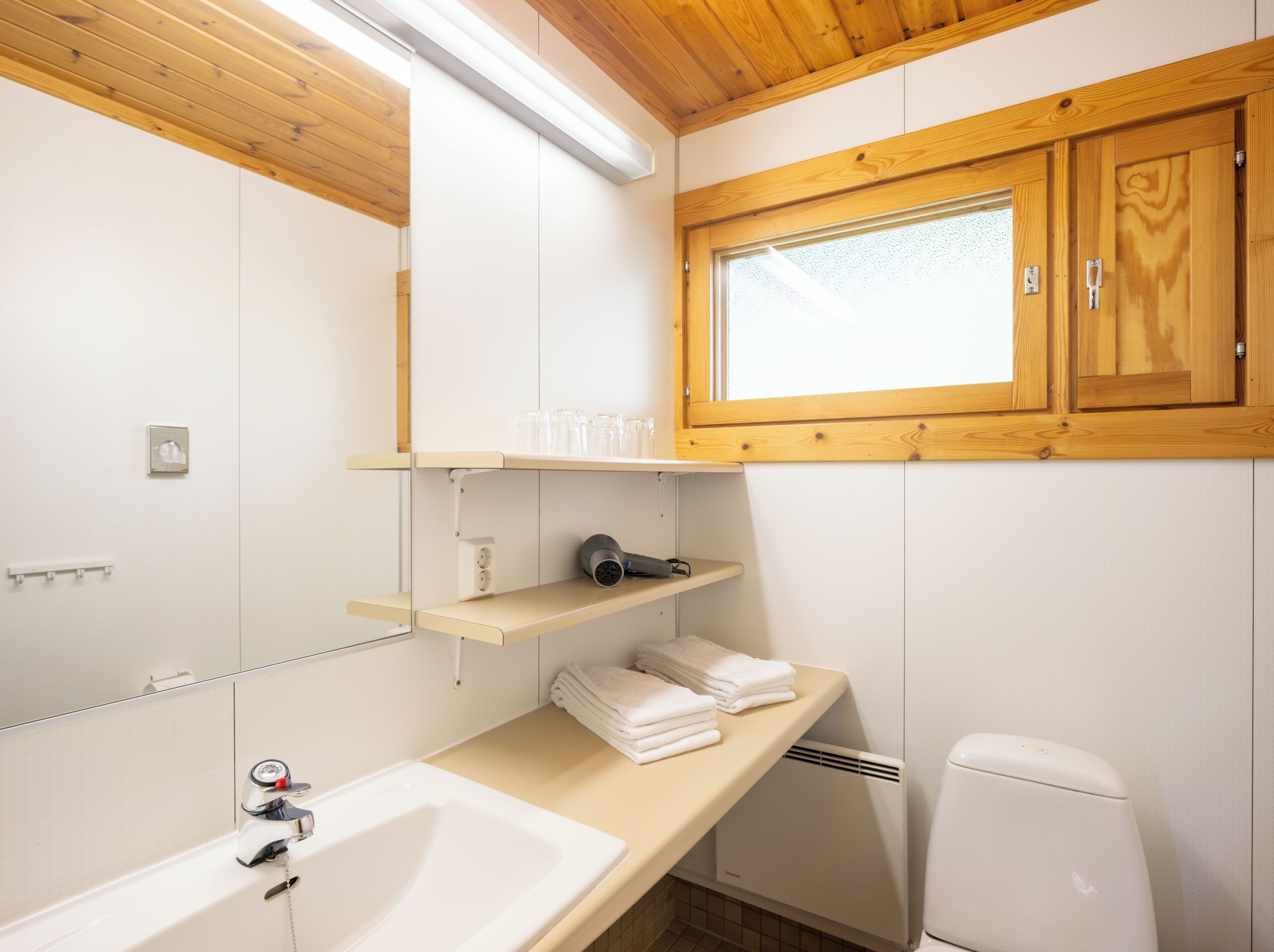 Tavanomainen bungalow, 2 makuuhuonetta, osittainen järvinäköala | Kylpyhuone | Suihku, ilmaiset hygieniatuotteet, hiustenkuivaaja, pyyhkeet