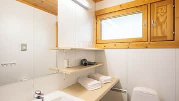 Tavanomainen bungalow, 2 makuuhuonetta, osittainen järvinäköala | Kylpyhuone | Suihku, ilmaiset hygieniatuotteet, hiustenkuivaaja, pyyhkeet