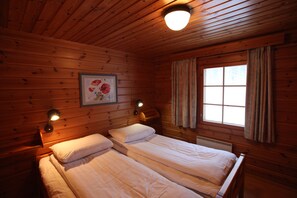 Traditional-Bungalow, 2 Schlafzimmer, eingeschränkter Seeblick | 2 Schlafzimmer, Zimmersafe, Schreibtisch, Verdunkelungsvorhänge