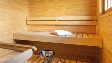 Traditional Bungalow, 2 Bedrooms, Partial Lake View | Bathroom | Shower, free toiletries, hair dryer, towels