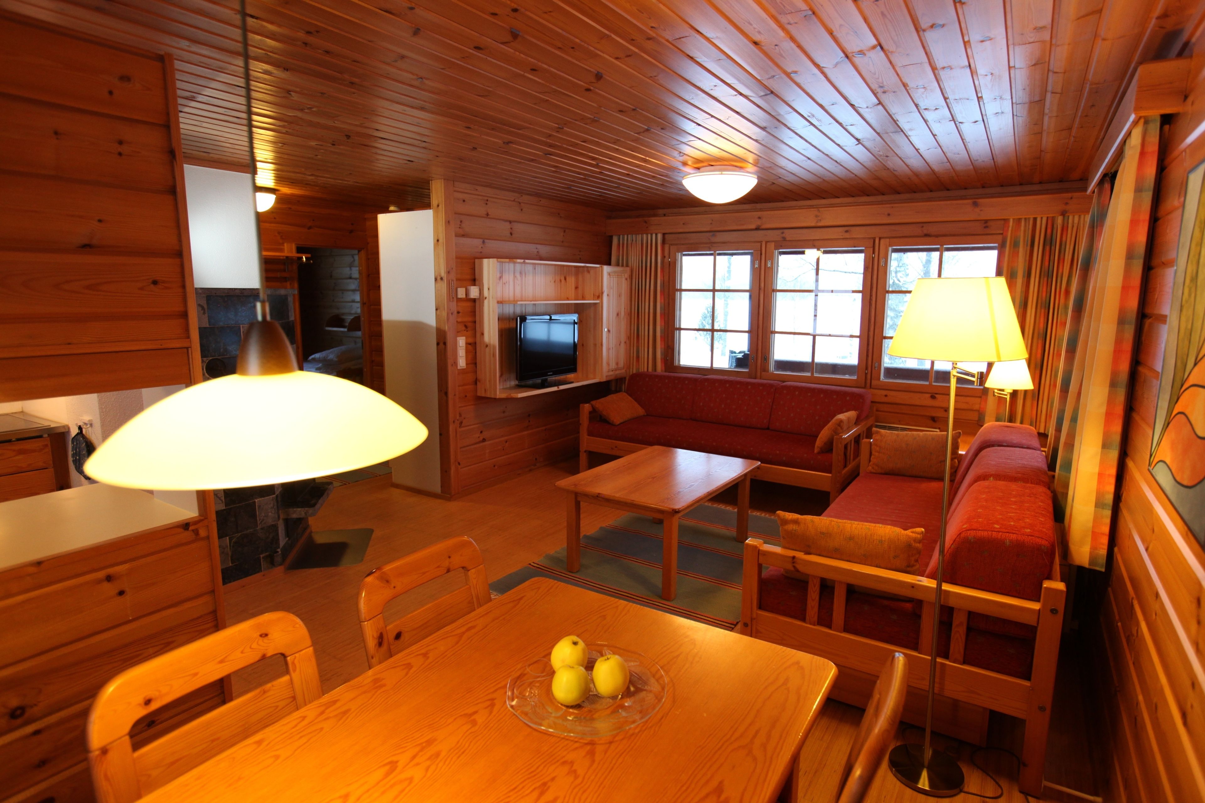 Traditional Bungalow, 2 Bedrooms, Partial Lake View | Living room