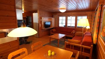 Traditional Bungalow, 2 Bedrooms, Partial Lake View | Living room