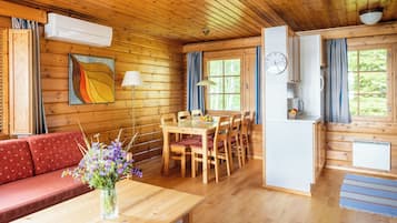 Bungalow tradicional, 2 habitaciones, vista parcial al lago | Servicio a la habitación