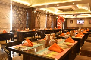 2 restaurantes, cocina internacional