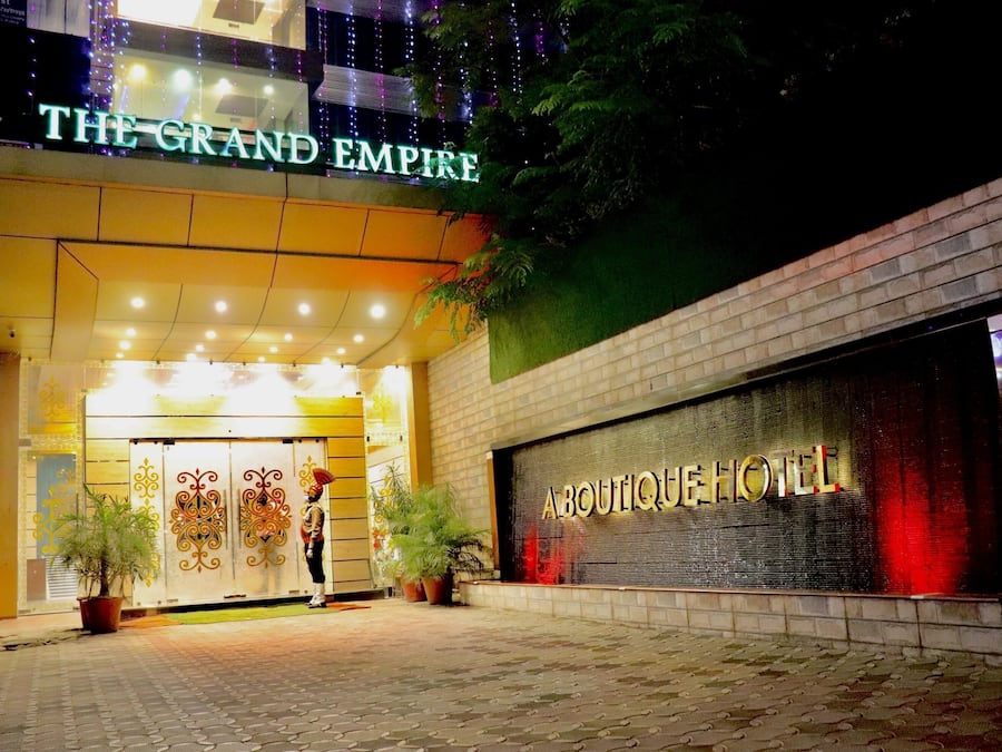 L’entrée de l’hôtel Grand Empire, avec une enseigne bien visible et une autre indiquant qu’il s’agit d’un hôtel-boutique.