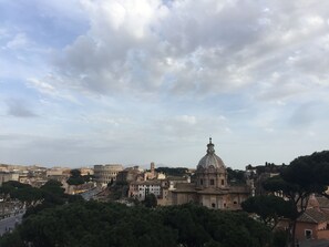 Un paisaje urbano histórico con arquitectura antigua destacada, incluyendo una cúpula imponente y edificios de estilo clásico.