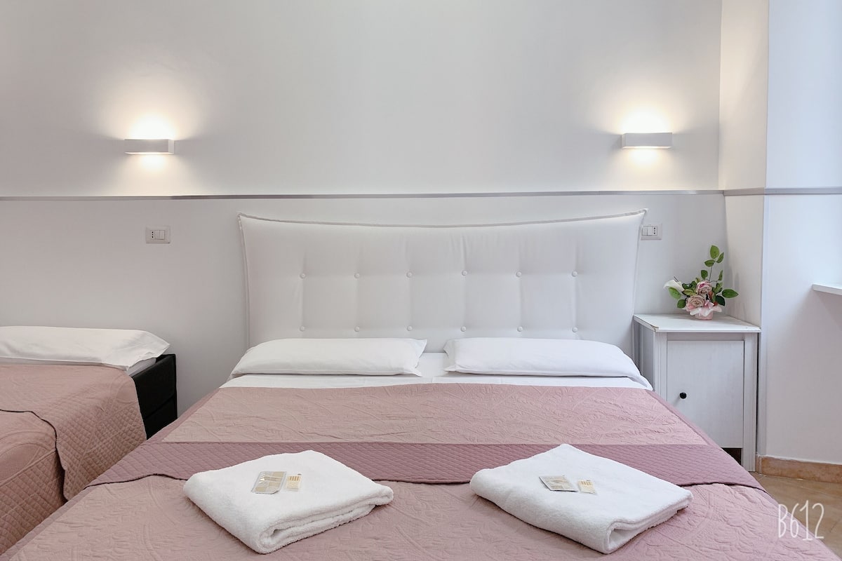 Egyptian cotton sheets, premium bedding, in-room safe, desk