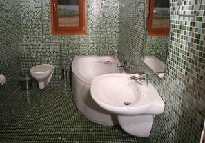 Villa, 2 chambres | Salle de bain | Douche, articles de toilette (gratuits), séchoir à cheveux
