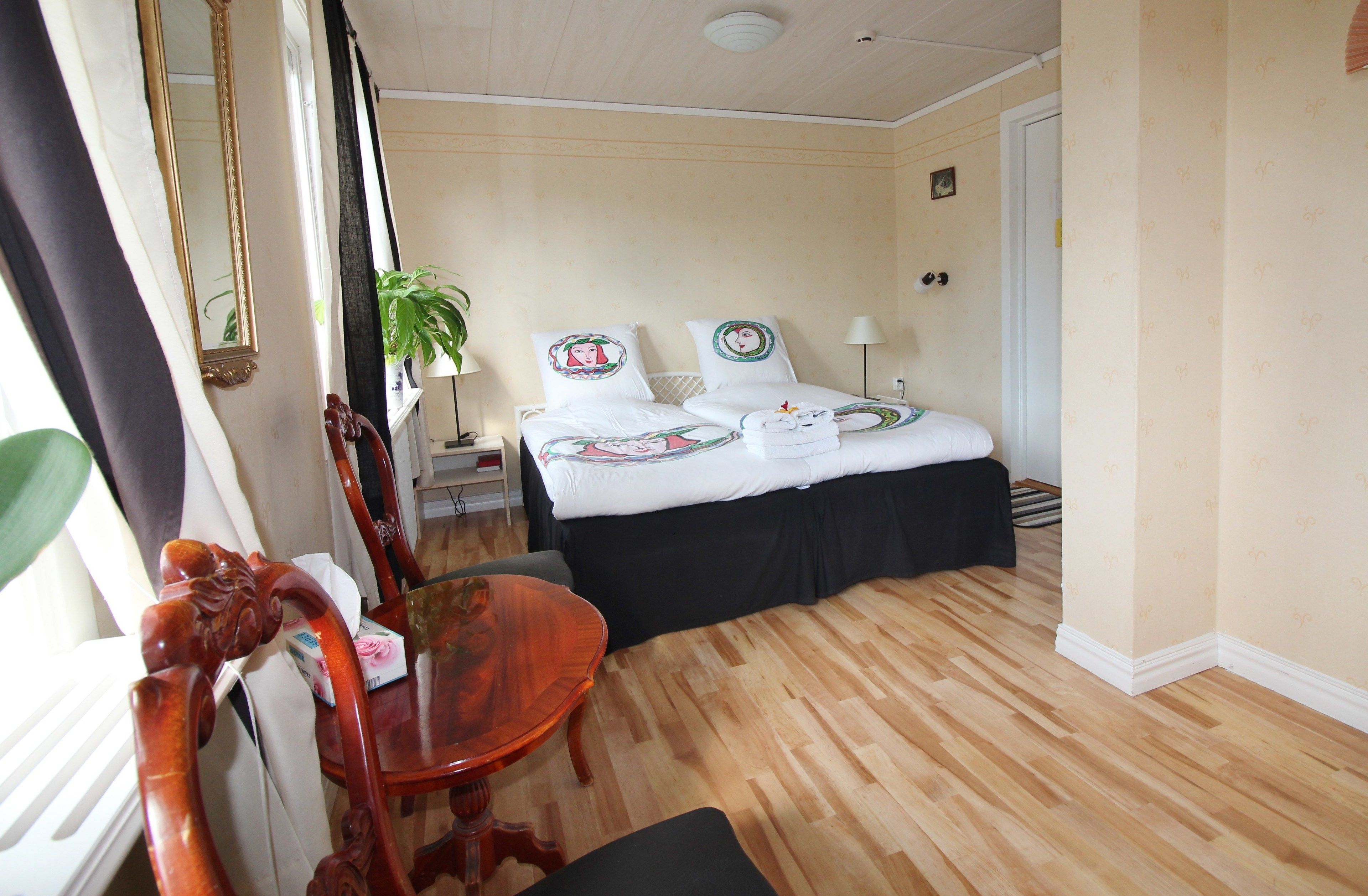 double room | living area | flat-screen tv