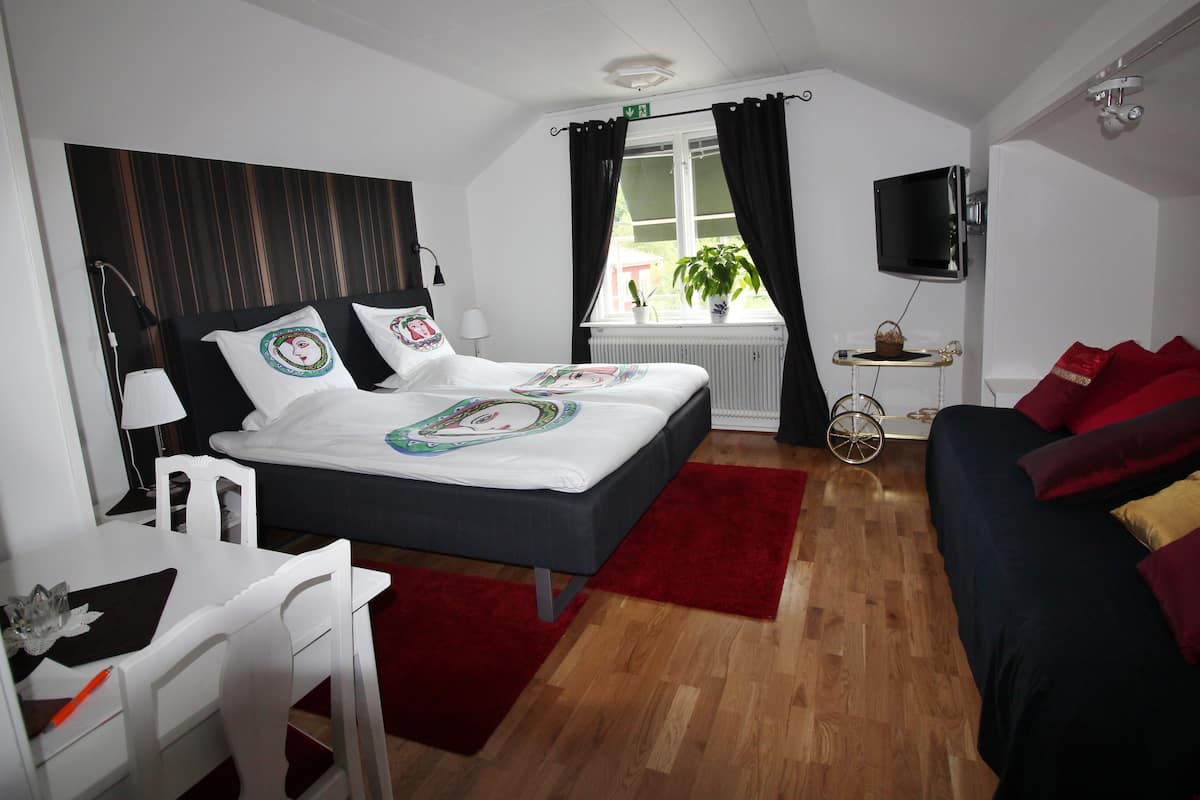 double room | living area | flat-screen tv